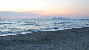 Una spiaggia nelle vicinanze, sabbia bianca, lettini da mare, ombrelloni