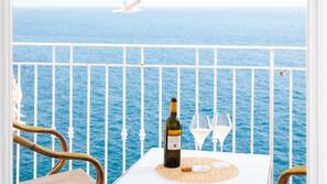In-room safe, iron/ironing board, free WiFi, linens