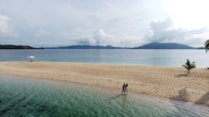 Spiaggia privata, sabbia bianca, lettini da mare, teli da spiaggia