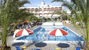 4 piscine all'aperto, ombrelloni da piscina, lettini