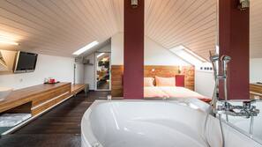 In-room safe, desk, free WiFi