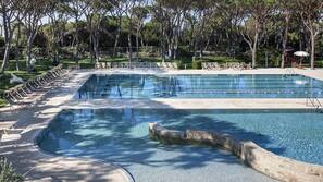 Piscina coperta, 2 piscine all'aperto, lettini