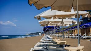 Spiaggia privata, lettini da mare, ombrelloni, teli da spiaggia