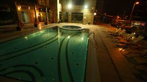 Piscina all'aperto, ombrelloni da piscina, lettini