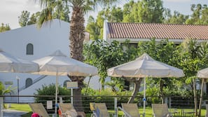 Piscina stagionale all'aperto, lettini