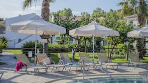 Piscina stagionale all'aperto, lettini