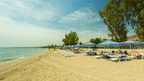 Sulla spiaggia, lettini da mare, ombrelloni, teli da spiaggia