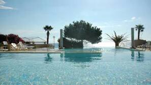 Piscine extérieure, chaises longues