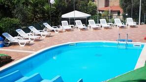 2 piscine all'aperto, ombrelloni da piscina, lettini