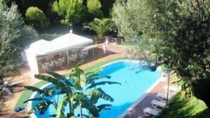 2 piscine all'aperto, ombrelloni da piscina, lettini
