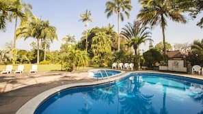 Una piscina al aire libre