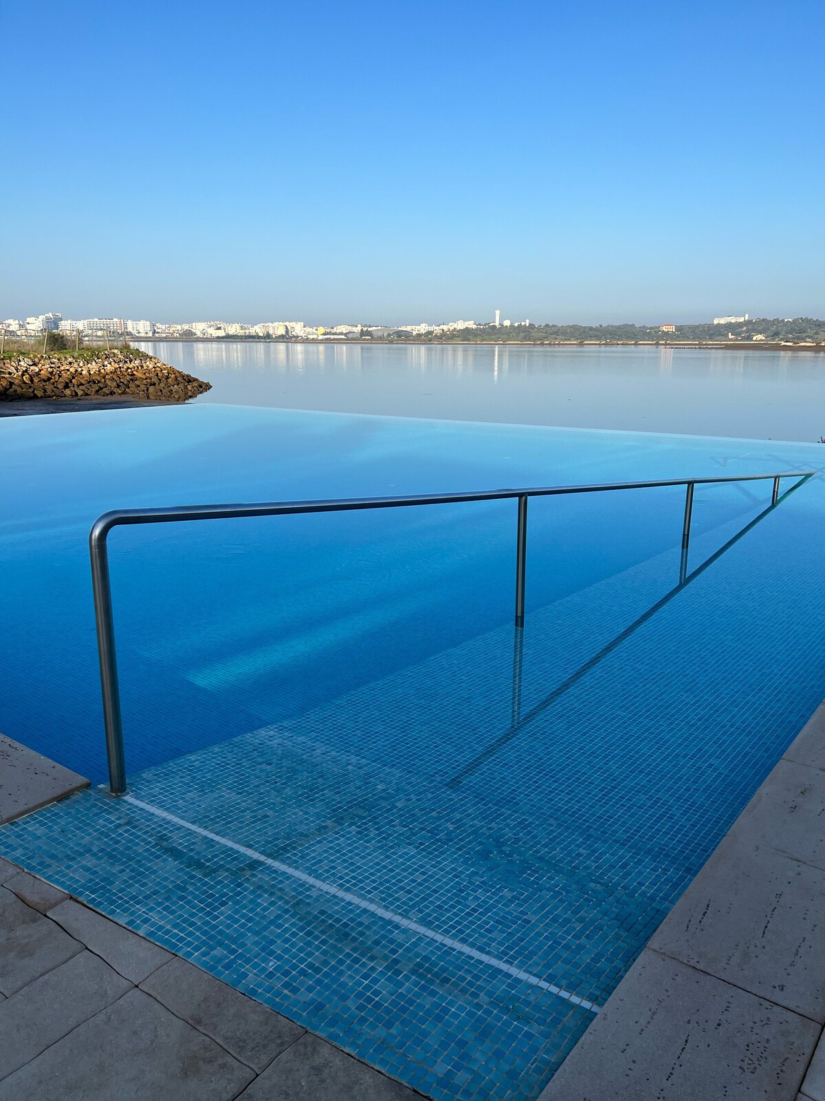 Een binnenzwembad, een buitenzwembad