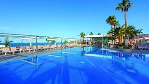 2 piscinas al aire libre, sombrillas, tumbonas