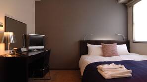 Premium bedding, down duvet, desk, blackout curtains