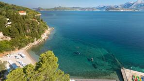 Sulla spiaggia, lettini da mare, ombrelloni, teli da spiaggia