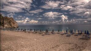 Plage à proximité, chaises longues, parasols