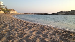 Plage à proximité, chaises longues, parasols