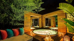 Outdoor spa bath