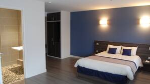 Escritorio, wifi gratis, ropa de cama y acceso en silla de ruedas