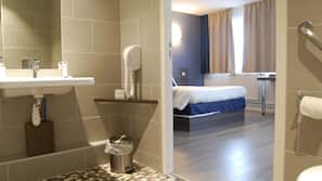 Escritorio, wifi gratis, ropa de cama y acceso en silla de ruedas