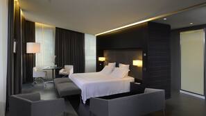 Luxe beddengoed, donzen dekbedden, een kluis op de kamer, een bureau
