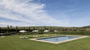 Piscina all'aperto, ombrelloni da piscina, lettini
