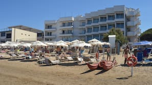 Spiaggia privata, cabine da spiaggia gratuite, lettini da mare