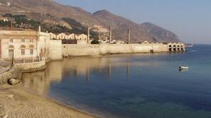 Una spiaggia nelle vicinanze