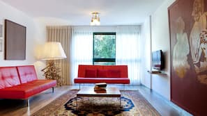 Premium bedding, in-room safe, individually decorated