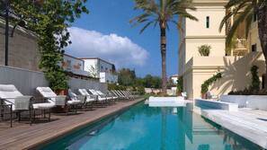 2 outdoor pools