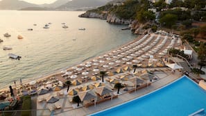 Privatstrand, Liegestühle, Sonnenschirme, Strandtücher