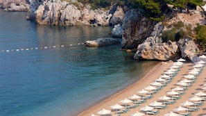 Privatstrand, Liegestühle, Sonnenschirme, Strandtücher
