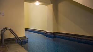 Una piscina cubierta