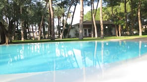 2 piscinas al aire libre, sombrillas, tumbonas