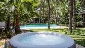 Bañera de hidromasaje al aire libre