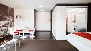 Hochwertige Bettwaren, kostenlose Minibar, Zimmersafe, Schreibtisch