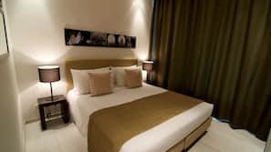 Ropa de cama hipoalergénica, minibar, caja fuerte y escritorio