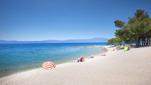 Una spiaggia nelle vicinanze, lettini da mare, ombrelloni