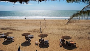 Plage, chaises longues, parasols, serviettes de plage