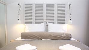 Minibar, in-room safe, desk, iron/ironing board
