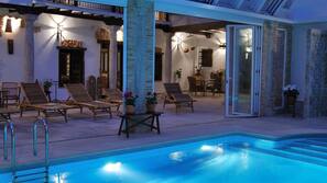 Una piscina cubierta, una piscina al aire libre