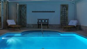 Una piscina cubierta, una piscina al aire libre