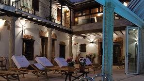 Una piscina cubierta, una piscina al aire libre