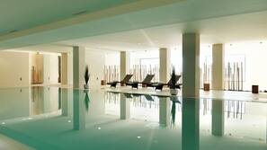 Innenpool, 4 Außenpools, Sonnenschirme, Liegestühle
