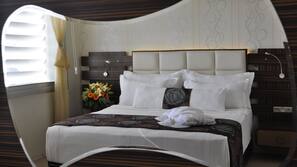 Luxe beddengoed, een minibar, een kluis op de kamer, een bureau