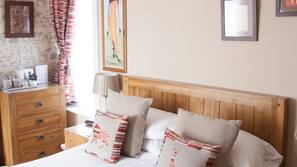 Individually decorated, iron/ironing board, free WiFi, linens