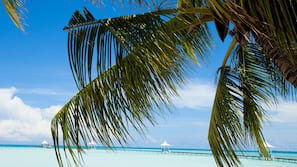 Privatstrand, weißer Sandstrand, Liegestühle, Sonnenschirme