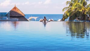 5 outdoor pools, free cabanas, pool umbrellas