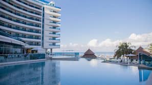 5 outdoor pools, free cabanas, pool umbrellas