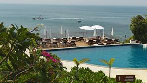 Piscine extérieure, parasols de plage, chaises longues
